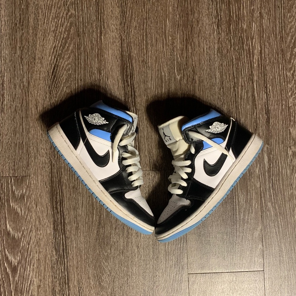 Jordan 1 Mid University Blues